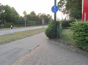 Bild 3: Auch  nach rechts ist die Sicht unzureichend. Der Geh-/ Radweg ist hier auch in Gegenrichtung freigegeben.