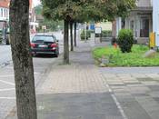 Bild 2: ... wahlweise dürfen Radfahrer hier auf der Fahrbahn fahren Bild 2: ... wahlweise dürfen Radfahrer hier auf der Fahrbahn fahren