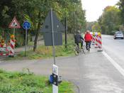 Bild 5: ... wechseln Radfahrer regelwidrig auf den linken Seitenstreifen. Bild 5: ... wechseln Radfahrer regelwidrig auf den linken Seitenstreifen.