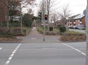 Bild 7: Auch aus Richtung Wachtelweg kommend leitet die falsche Streuscheibe dazu an, den Gehweg regelwidrig sogar linksseitig zu befahren. Bild 7: Auch aus Richtung Wachtelweg kommend leitet die falsche Streuscheibe dazu an, den Gehweg regelwidrig sogar linksseitig zu befahren.