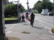 Bild 8: Warum sollte sich angesichts der kombinierten Streuscheibe beim Geisterfahren ein Unrechtsbewußtsein einstellen? Der Gehweg in Richtung Gütersloh ist auch im Verlauf vorher nicht in Gegenrichtung freigegeben. Bild 8: Warum sollte sich angesichts der kombinierten Streuscheibe beim Geisterfahren ein Unrechtsbewußtsein einstellen? Der Gehweg in Richtung Gütersloh ist auch im Verlauf vorher nicht in Gegenrichtung freigegeben.