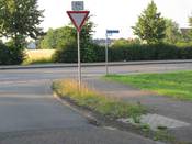 Bild 6: An der Einmündung der Ottilienstraße gibt es ein Zusatzzeichen Z 1000-32 (Radfahrer kreuzen von rechts und links). Da die Seitenanlage nicht in Gegenrichtung freigegeben ist, sollte das Zeichen entfernt werden.