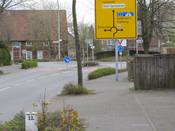 Bild 4: An der Druffeler Str. gibt es in Richtung Kreisverkehr zunächst nur einen Gehweg, ... Bild 4: An der Druffeler Str. gibt es in Richtung Kreisverkehr zunächst nur einen Gehweg, ...