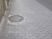 Bild 8: Die Pflasterungen wurden auf das Niveau der Kanaldeckel gebracht. Eine abgesunkene Reihe Steine wurde angehoben (siehe Bild 4).