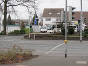 Bild 6: Von der Straße Zum Meierhof kommend In Richtung Wachtelweg ist die LSA ebenfalls mit einer kombinierten Streuscheibe ausgestattet, obwohl es im Verlauf vor- und nachher keine Radverkehrsführung im Seitenbereich gibt. Bild 6: Von der Straße Zum Meierhof kommend In Richtung Wachtelweg ist die LSA ebenfalls mit einer kombinierten Streuscheibe ausgestattet, obwohl es im Verlauf vor- und nachher keine Radverkehrsführung im Seitenbereich gibt.