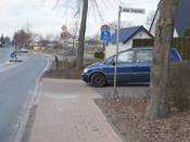 Bild 3: ... wird regelmäßig von wartenden Kfz versperrt