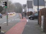 Bild 4: Regelmäßig stehen wartende Kraftfahrzeuge auf der Fußgängerfurt