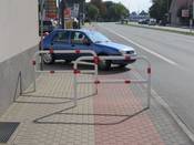 Bild 2: PKW warten auf dem Radweg