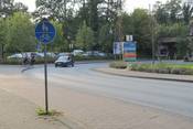Bild 6: Ortsunkundige fahren auf dem Gehweg weiter durch die Kurve an dem linksseitigen Z 240 vorbei ...