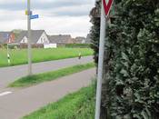 Bild 2: Die Sicht auf Fahrbahn und Geh-/ Radweg ist unzureichend