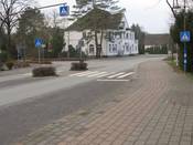 Bild 3: Ortsunkundige Radfahrer fahren weiter auf dem Radweg