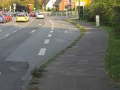 Bild 8: Vor der Kreuzung mit dem Westring ist der Gehweg für Radfahrer benutzungspflichtig Bild 8: Vor der Kreuzung mit dem Westring ist der Gehweg für Radfahrer benutzungspflichtig