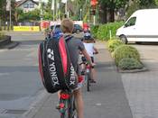 Bild 5: Die meisten Radfahrer fahren am Wachtelweg vor der LSA regelwidrig auf dem Gehweg. Bild 5: Die meisten Radfahrer fahren am Wachtelweg vor der LSA regelwidrig auf dem Gehweg.