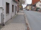 Bild 2: Hauseingänge münden direkt auf den Gehweg Bild 2: Hauseingänge münden direkt auf den Gehweg