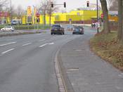 Bild 2: Radfahrer werden daran gehindert, sich an der Kreuzung einzuordnen Bild 2: Radfahrer werden daran gehindert, sich an der Kreuzung einzuordnen