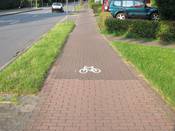 Bild 5: Die Seitenanlage wurde nicht, wie angeregt, als Gehweg markiert, sondern es wurde mittels einer Markierung Radverkehr zugelassen. Hierzu ist die Seitenanlage jedoch mit 1,60 Meter Breite zu schmal.