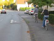 Bild 2: Die Beschilderung leitet dazu an, schon vor dem Verkehrszeichen regelwidrig auf dem Gehweg zu fahren. Bild 2: Die Beschilderung leitet dazu an, schon vor dem Verkehrszeichen regelwidrig auf dem Gehweg zu fahren.